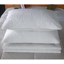 Load image into Gallery viewer, King size White 3-Piece Quilt Bedspread Set 100-Percent Cotton Floral Medallion Pattern