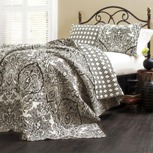 Load image into Gallery viewer, King size 3-Piece Cotton Quilt Set in Black White Paisley Damask