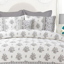 Load image into Gallery viewer, King 4-Piece Reversible Floral Cotton Quilt Set with Decorative Pillow and 2 Shams
